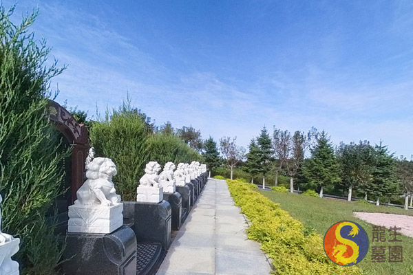 沈陽陵園山環水抱，遼河墓園是安葬眾多已故名人的人文紀念園，被人們譽為藝術宮殿人生的后花園。